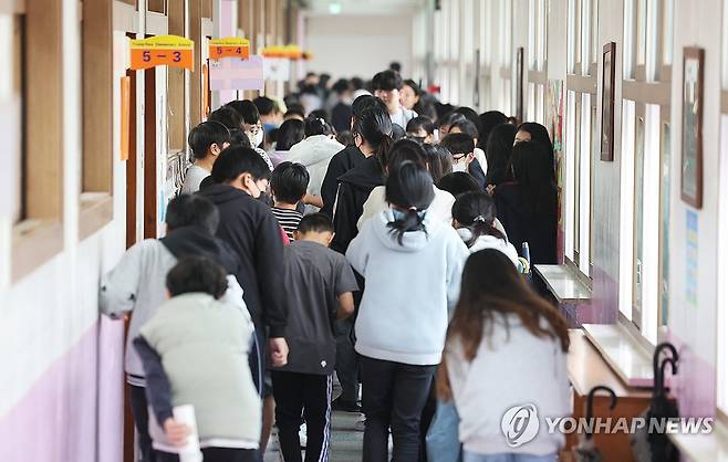 화재 대피는 신속하게 지난해 10월 31일 경기도 수원의 한 초등학교에서 학생들이 화재 상황을 가정한 '2023 재난대응 안전한국훈련'을 하고 있다. [연합뉴스 자료사진. 재판매 및 DB 금지]