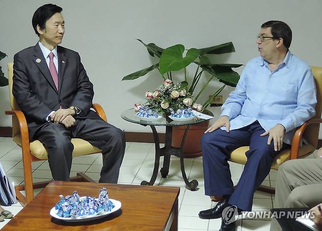 한·쿠바, 첫 외교장관회담 (서울= 연합뉴스) 한국과 쿠바가 14일 외교관계 수립을 발표하면서 미수교국 쿠바를 향해 오랫동안 공들여온 정부의 외교적 노력이 드디어 결실을 보게 됐다.
    미국 뉴욕에서 양국 주유엔대표부가 대사급 외교관계 수립에 합의했다는 소식은 예고 없이 한국 시간 이날 늦은 밤 전격적으로 발표됐다. 
    지난 2016년 6월 5일(현지시간) 윤병세 외교부 장관이 쿠바 컨벤션 궁에서 브루노 로드리게스 쿠바 외교장관이 양국간 첫 공식 외교장관 회담을 하고 있다. 2024.2.15 [연합뉴스 자료사진] photo@yna.co.kr