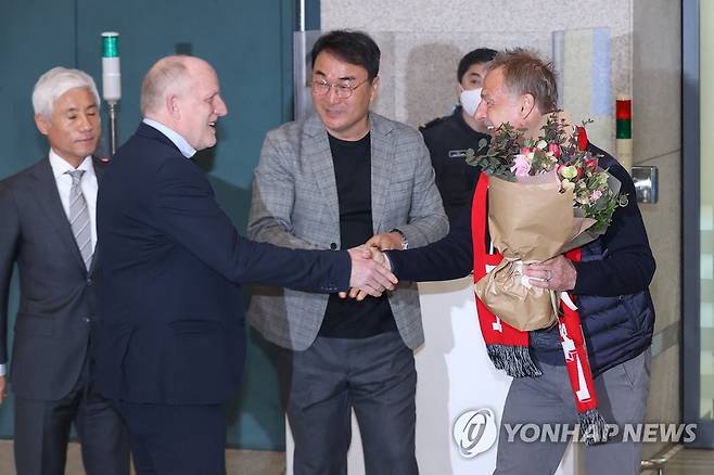 마이클 뮐러 전력강화위원장과 인사하는 클린스만 감독 (영종도=연합뉴스) 신현우 기자 = 대한민국 남자축구 국가대표팀의 새 사령탑 위르겐 클린스만 감독이 8일 오전 인천국제공항 제1여객터미널을 통해 입국해 마이클 뮐러 대한축구협회 국가대표 전력강화위원장과 인사하고 있다. 2023.3.8 nowwego@yna.co.kr