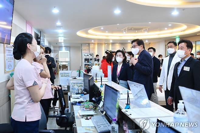 서부산 달빛어린이병원 점검 박형준 부산 시장이 서부산권 최초 달빛어린이병원으로 운영 중인 명지아동병원을 방문해 아동 응급의료 체계 운영 현황 등을 점검하고 있다. [부산시 제공]