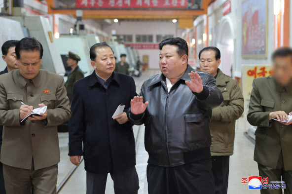 김정은 북한 국무위원장이 중요 군수공장을 현지지도했다고 조선중앙통신이 15일 보도했다.(사진=조선중앙통신, 연합뉴스)