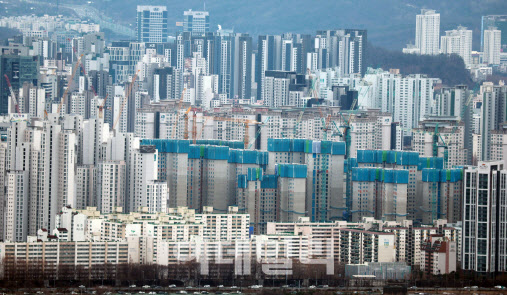 사진은 서울 중구 남산에서 바라본 서울 시내 아파트 밀집 지역의 모습.(사진=연합뉴스)