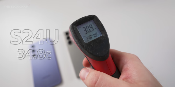 - S24 울트라 후면 온도 체크 [출처:&nbsp;The Tech Chap 유튜브]