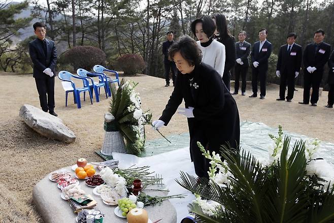 신영자 롯데 재단 의장과 장혜선 롯데장학재단 이사장이 헌화를 하고 있다.(롯데재단 제공)