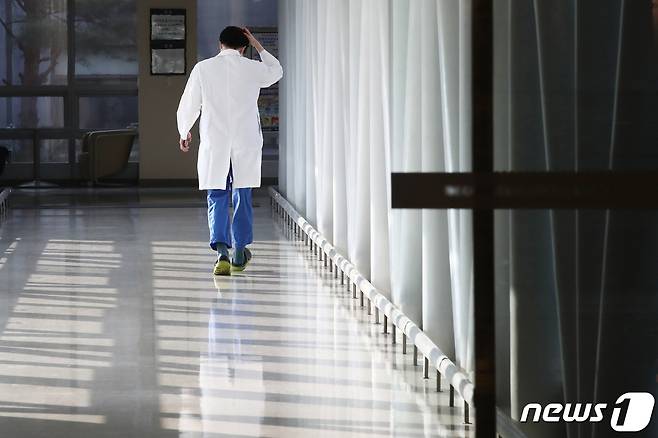 13일 서울의 한 대형 종합병원에서 의료진이 발걸음을 옮기고 있다.  2024.2.13/뉴스1 ⓒ News1 이광호 기자