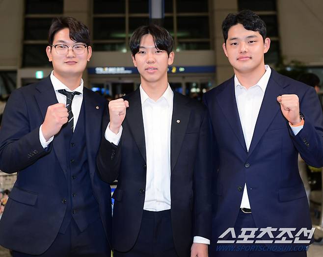 한화 이글스가 30일 오전 스프링캠프가 차려진 호주 멜버른으로 떠나기 위해 인천국제공항에 도착했다. 김서현, 황준서, 문동주가 함께 포즈 취하고 있다. 인천공항=정재근 기자 cjg@sportschosun.com/2024.1.30/