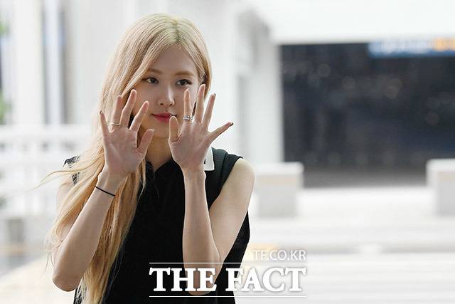 로제는 11일 인스타그램에 자작곡을 일부 공개하며 솔로곡 발표 계획을 언급했다. /더팩트 DB