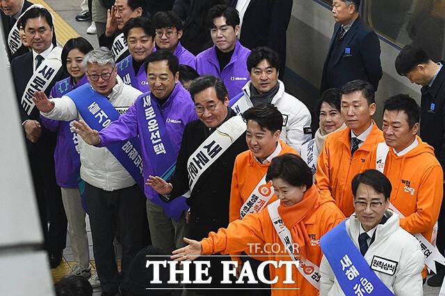 배복주 전 정의당 부대표의 개혁신당 합류로 당내 반발이 계속되고 있다. 개혁신당이 지난 9일 오전 서울 용산구 용산역에서 시민들을 만나 설 귀성인사를 하고 있는 모습./이동률 기자
