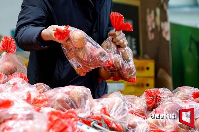 감귤출하연합회에 따르면 이달 들어 제주 노지감귤 5kg당 도매가격이 평균 1만4000원으로 지난해 1월보다 50%가량 급등한 가운데 10일 서울 서초구 하나로마트 양재점을 찾은 고객이 사과를 구매하고 있다. 사진=강진형 기자aymsdream@