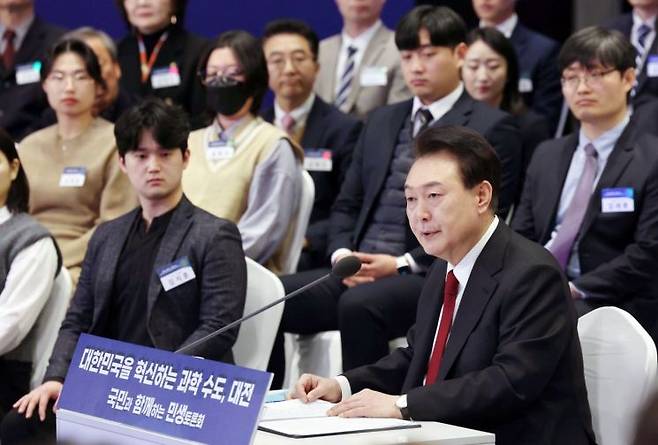 윤석열 대통령이 16일 대전 유성구 ICC호텔에서 '대한민국을 혁신하는 과학 수도 대전'을 주제로 열린 열두 번째 '국민과 함께하는 민생토론회'에서 발언하고 있다. [사진=연합뉴스]