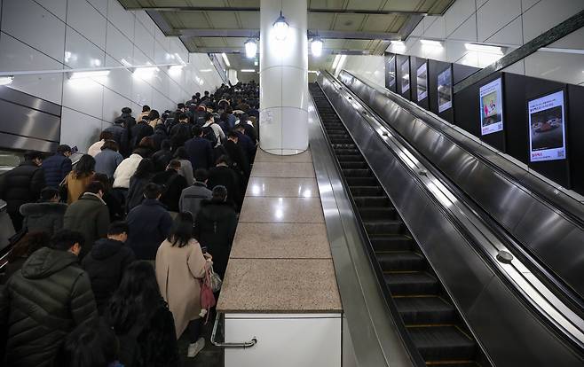 13일 오전 서울 광화문역 에스컬레이터가 고장 나 시민들이 계단을 이용해 출근하고 있다. 이날 시민들은 "계단을 오르는 게 불편하다. 출근이 늦어질까 걱정"이라고 불만을 표했다. 한편 해당 에스컬레이터는 2주간 멈춰 섰다./박성원 기자