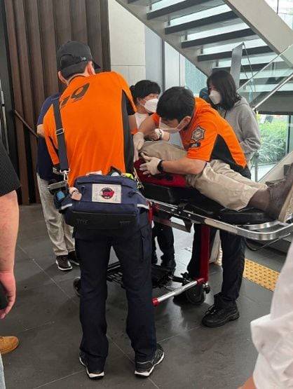 안전 저지선 안으로 진입을 시도하던 민주노총 공공운수 조합원들과 몸싸움을 하다가 쓰러진 쿠팡 직원이 119 구급대원들에 의해 실려가고 있다.  /독자제공