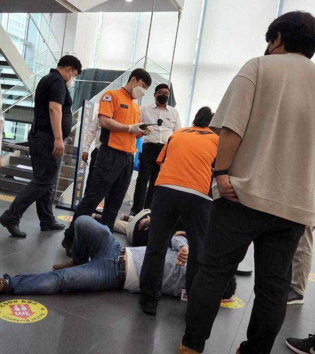 안전 저지선 안으로 진입을 시도하던 민주노총 공공운수 조합원들과 몸싸움을 하다가 쓰러진 쿠팡 직원들. /독자제공