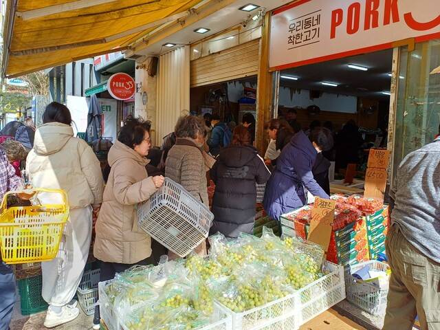 16일 오후 1시30분께 경기 성남시의 한 과일 가게에 사람들이 가득차 있다. 김채운 기자