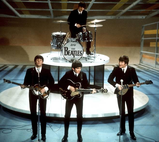 1964년 2월 비틀스가 미국 시비에스(CBS) 방송 ‘에드 설리번 쇼’에서 공연을 하고 있다. 맨 왼쪽이 폴 매카트니다. AP 연합뉴스