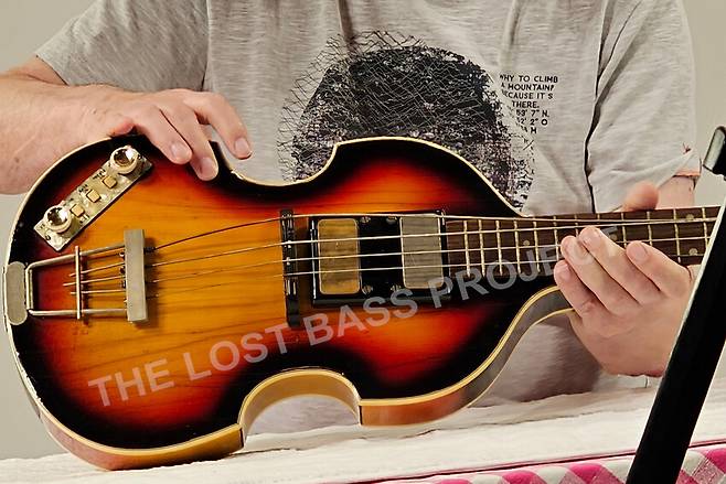 비틀스의 멤버 폴 매카트니가 도난당한 지 51년 만에 되찾은 베이스 기타. 비틀스의 초창기 대표곡인 ‘러브 미 두’와 ‘쉬 러브스 유’에 쓰였던 바로 그 기타다. ‘로스트 베이스’ 프로젝트 누리집 갈무리