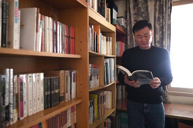 지난 13일 강원 춘천시 자택에서 소설 '고려거란전쟁'을 낸 길승수 작가가 책을 들여다보고 있다. 춘천=김예원 인턴기자