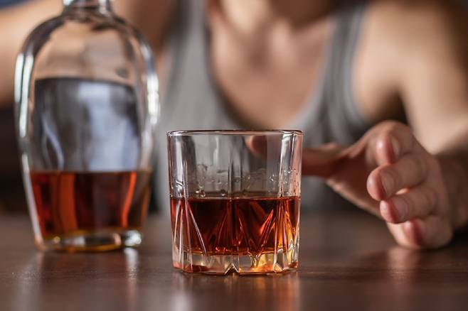 술을 한 번에 많이 마시는 것보다 조금씩 자주 마시는 게 간과 심장 건강에 더 안 좋다./사진=게티이미지뱅크