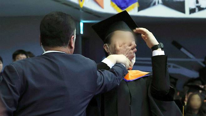 대통령 축사 도중 항의하다 제지당하는 졸업생 [대통령실통신사진기자단]