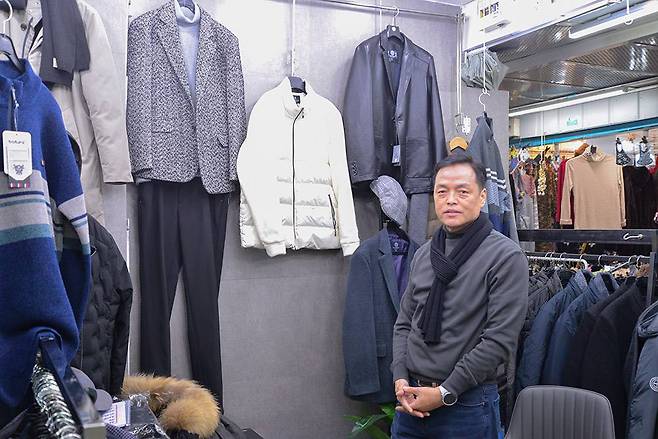 동대문에서 남성복 의류 도소매업을 하고 있는 정승호 반포 대표 / 출처=IT동아