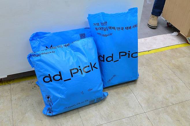 디디픽에서 제공하는 봉투에 의류를 담고, 앱으로 정보를 입력하기만 하면 제품 수거 후 배송된다 / 출처=IT동아
