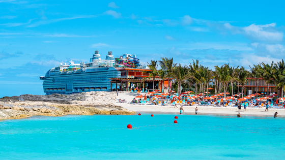 세계 최대 크루즈 ‘아이콘호’가 바하마의 휴양 섬 ‘코코케이’에 정박한 모습. 코코케이는 크루즈 탑승객만 드나들 수 있다.