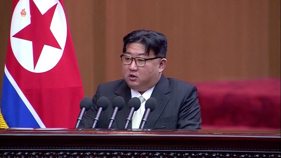 김정은 북한 국무위원장이 지난달 15일 평양 만수대의사당에서 열린 최고인민회의에서 시정연설을 하고 있다. 조선중앙TV 캡처, 연합뉴스