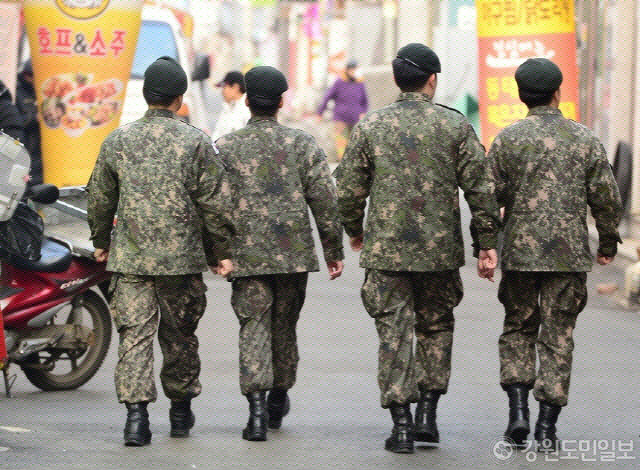 ▲ ▲ 강원도 접경지역 군장병 외출모습.*사진은 기사와 연관이 전혀없음.[강원도민일보 자료사진]