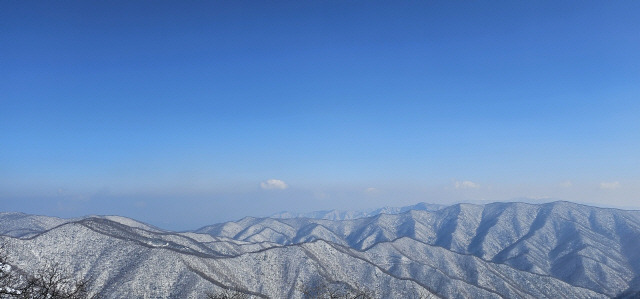 ▲ 오대산 비로봉 정상에서 바라 본 백두대간의 산그리메. 설산의 정상에 올라야 만날 수 있는 겨울 진경이다.