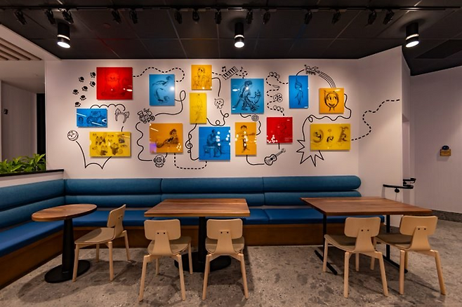 호텔 내부에 전시한 캐릭터 아트워크 / 사진=월트 디즈니컴퍼니 공식 홈페이지