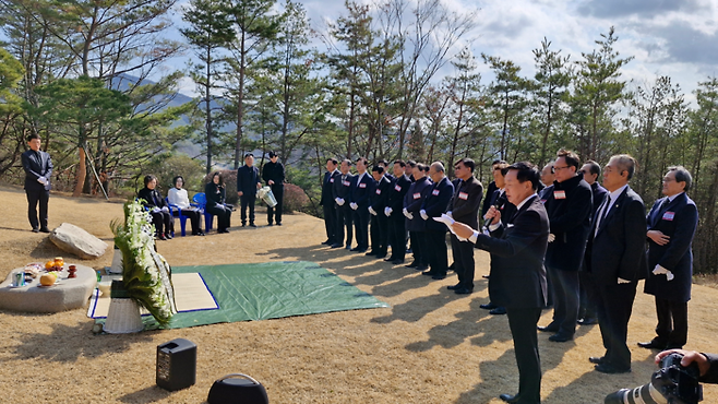 지난 15일 울산 선영에서 신격호 명예회장 4주기 추모식이 진행된 가운데 롯데 계열사 임직원이 추모하고 있다. [사진 제공=롯데 재단]