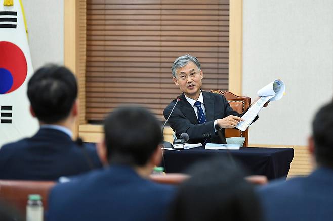 조희대 대법원장이 지난 15일 서울 서초구 대법원 본관에서 열린 취임 후 첫 기자간담회에서 자료를 가리키며 사법개혁 필요성에 대해 설명하고 있다.  대법원