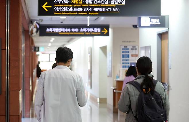 16일 서울 한 대형병원에서 의사들이 이동하고 있다.  /사진=임한별(머니S)