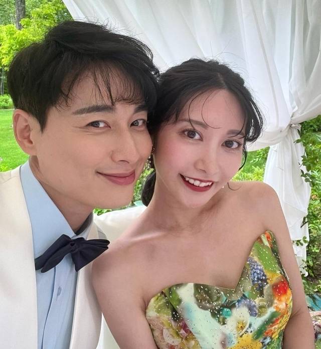 가수 겸 배우 이지훈과 아내 미우라 아야네. / 아야네