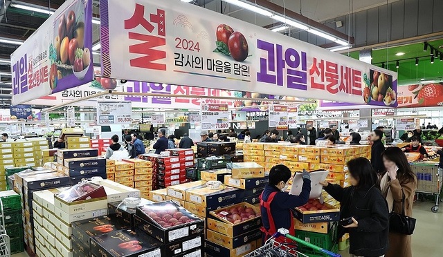 설 연휴를 앞둔 농협유통 서울 양재점에서 시민들이 설 선물세트를 살펴보고 있다. 연합뉴스
