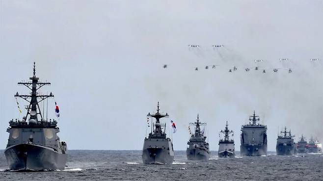 2018년 제주 국제 관함식 중 해상사열 장면