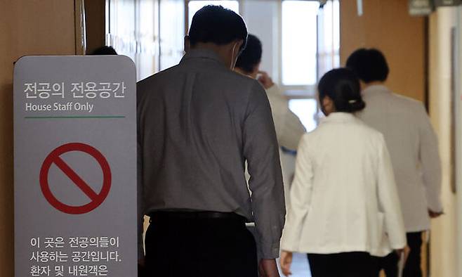 16일 서울의 한 병원 전공의 전용공간에서 의료진이 이동하고 있다. 연합뉴스