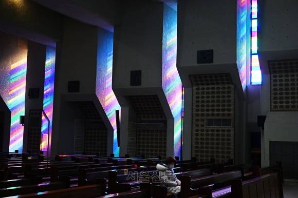 서울 불광동성당 대성전 모습. 스테인드글라스를 통해 들어온 빛이 색동저고리 소매 끝동을 닮았다.