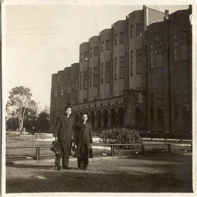 1942년경 도쿄제대 도서관 앞에서 찍은 사진  [푸른역사 제공. 재판매 및 DB 금지]
