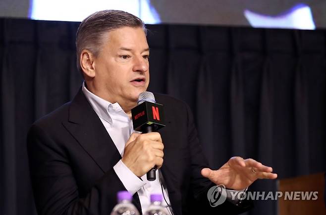 테드 서랜도스 넷플릭스 공동 CEO 테드 서랜도스 넷플릭스 공동 최고 경영책임자(CEO)가 작년 6월 22일 서울 종로구 포시즌스 호텔에서 열린 넷플릭스와 한국 콘텐츠 이야기 대담을 마친 뒤 취재진의 질문에 답하는 모습. [연합뉴스 자료사진]