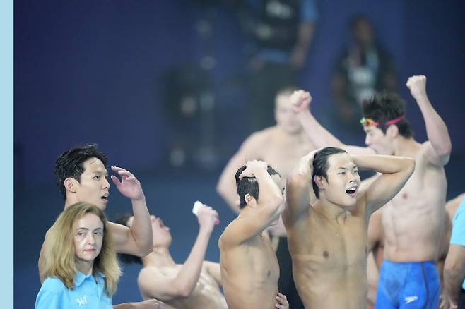 한국 수영 대표팀 선수들이 계영 800m 은메달이 확정되는 순간 기뻐하고 있다. 사진=AP PHOTO