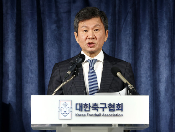 한국 축구 국가대표팀 사안 관련 임원 회의를 마친 정몽규 대한축구협회장이 16일 서울 종로구 축구회관에서 회의 결과를 발표하고 있다. 〈사진=연합뉴스〉