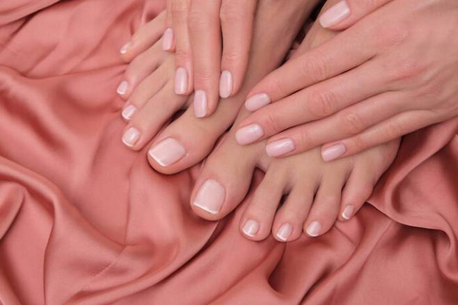 손톱과 발톱은 자라는 속도가 다릅니다. 일반적으로 한 달에 1.8~4.5mm씩 자라는 손톱은 발톱보다 2배 이상 빨리 자랍니다. [사진=게티이미지뱅크]