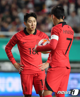 17일 경기 수원시 팔달구 수원월드컵경기장에서 열린 축구 국가대표 평가전 대한민국과 베트남의 경기, 후반 대한민국 이강인과 손흥민(오른쪽)이 프리킥에 앞서 작전을 교환하고 있다. 2023.10.17/뉴스1 ⓒ News1 김진환 기자