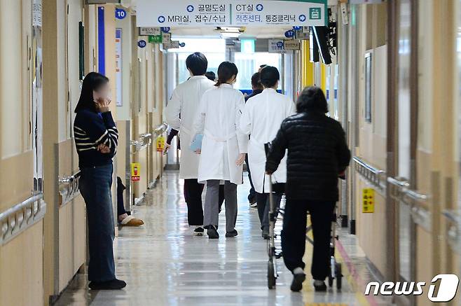 16일 오후 광주 동구 조선대학교 병원에서 의료진이 이동하고 있다. 조선대 병원에서는 전날 전공의 7명이 사직서를 제출했다. 2024.2.16/뉴스1 ⓒ News1 이승현 기자
