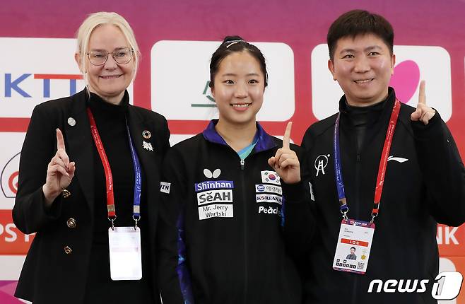 15일 오후 부산 해운대구 벡스코에서 열린 'BNK부산은행 2024 부산세계탁구선수권대회' 공식 기자회견에서 페트라 쇠링 국제탁구연맹(ITTF) 회장(왼쪽부터), 탁구 국가대표 신유빈, 유승민 2024 부산세계탁구선수권대회 조직위원회 공동위원장이 기념 촬영을 하고 있다. 2024.2.15/뉴스1 ⓒ News1 윤일지 기자