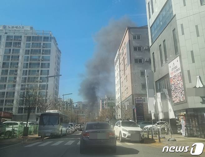 17일 오후 1시2분쯤 대전 유성구 봉명동 소재 2층짜리 상가 건물에서 불이 나 연기가 피어오르고 있다. (독자제공)/뉴스