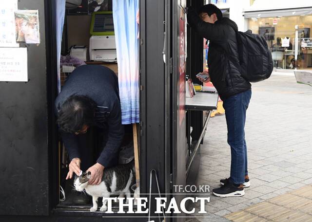 김 씨가 손님이 온 지도 모른 채 야웅이의 얼굴을 닦는 데 집중하고 있다.