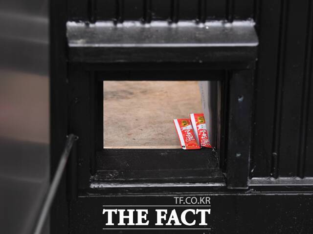 가게 한 귀퉁이에는 조그만 구멍을 내어 야웅이 내부를 수시로 드나들 수 있도록 했다.