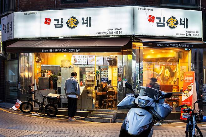 퇴근시간대 신림역 인근 김밥집 앞 모습. 관악구엔 혼자, 아무 때나, 저렴한 가격에, 사람 얼굴을 보지 않고 이용할 수 있는 생활 인프라가 거미줄처럼 형성돼있다. /양수열 영상미디어 기자